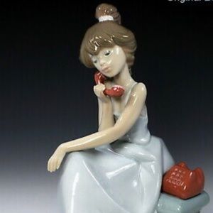 Lladro “chit chat” girl on the phone